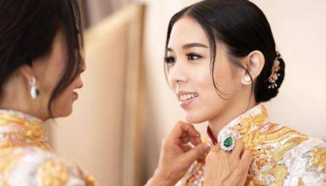 而在14日,香港富豪严玉麟的二千金严纪雯(carmen)与她男友jeffrey在14