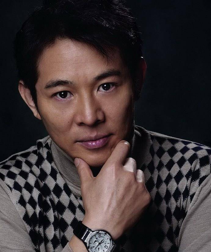 然而在李连杰成名之后,他却被爆料出早已更换国籍,此事一出,瞬间引爆