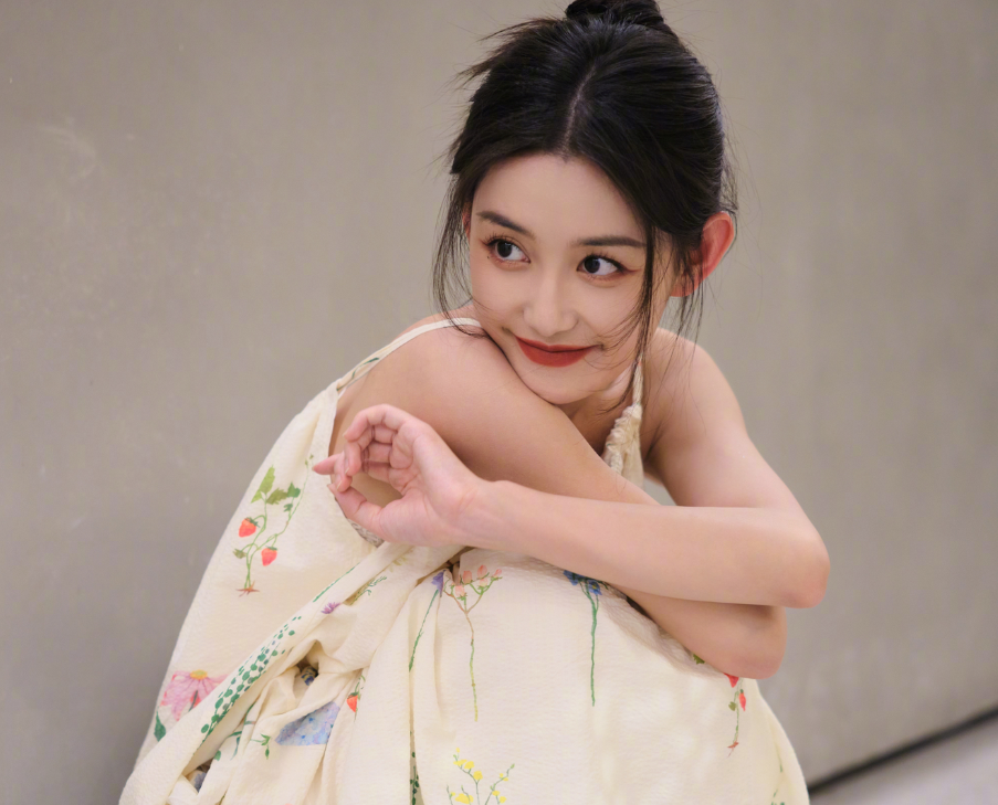 蒋依依前公司回应提到17位艺人被约谈,杨幂在列被群嘲