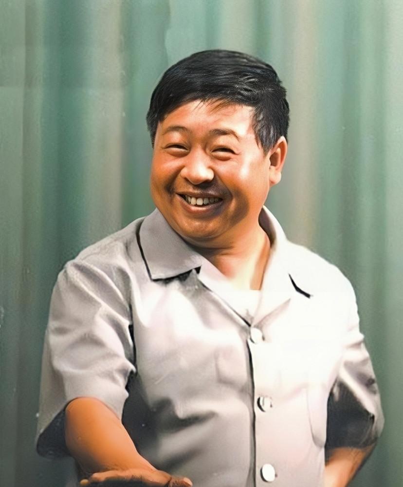 1983年,马季担任了首届央视春晚的主持人,并表演了《山村小景》《小小