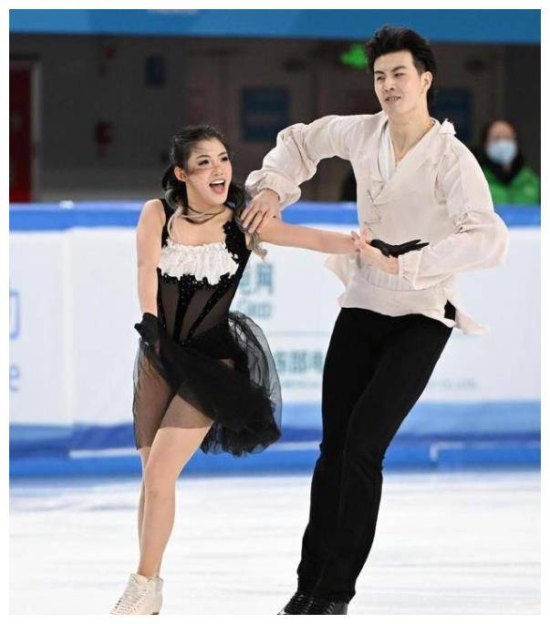 柳鑫宇跪地感恩,王诗玥泪流未止,双冠加冕,感慨万千.