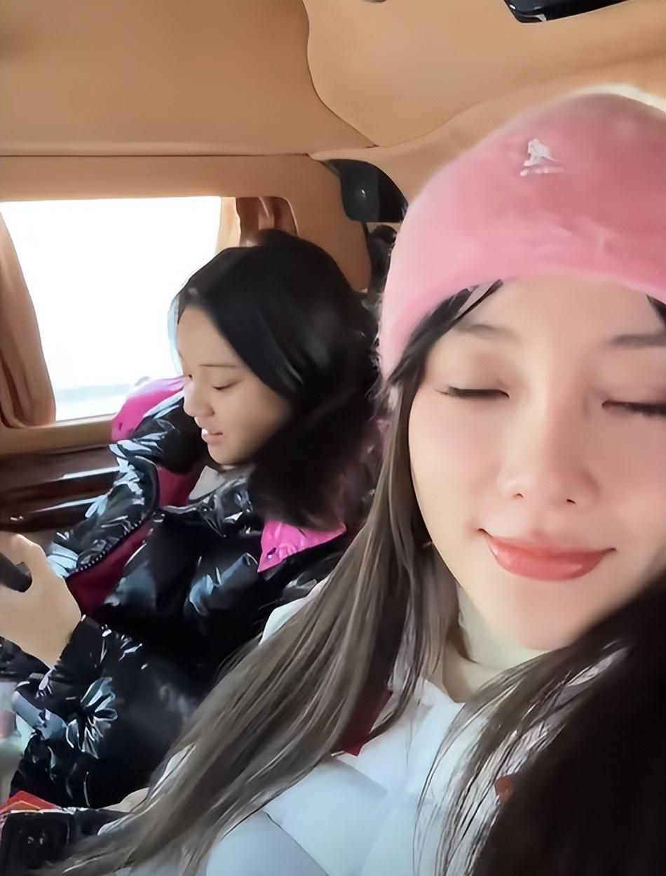 12岁甜馨跟李小璐看展!母女俩身穿万元羽绒服,李小璐的行为获赞