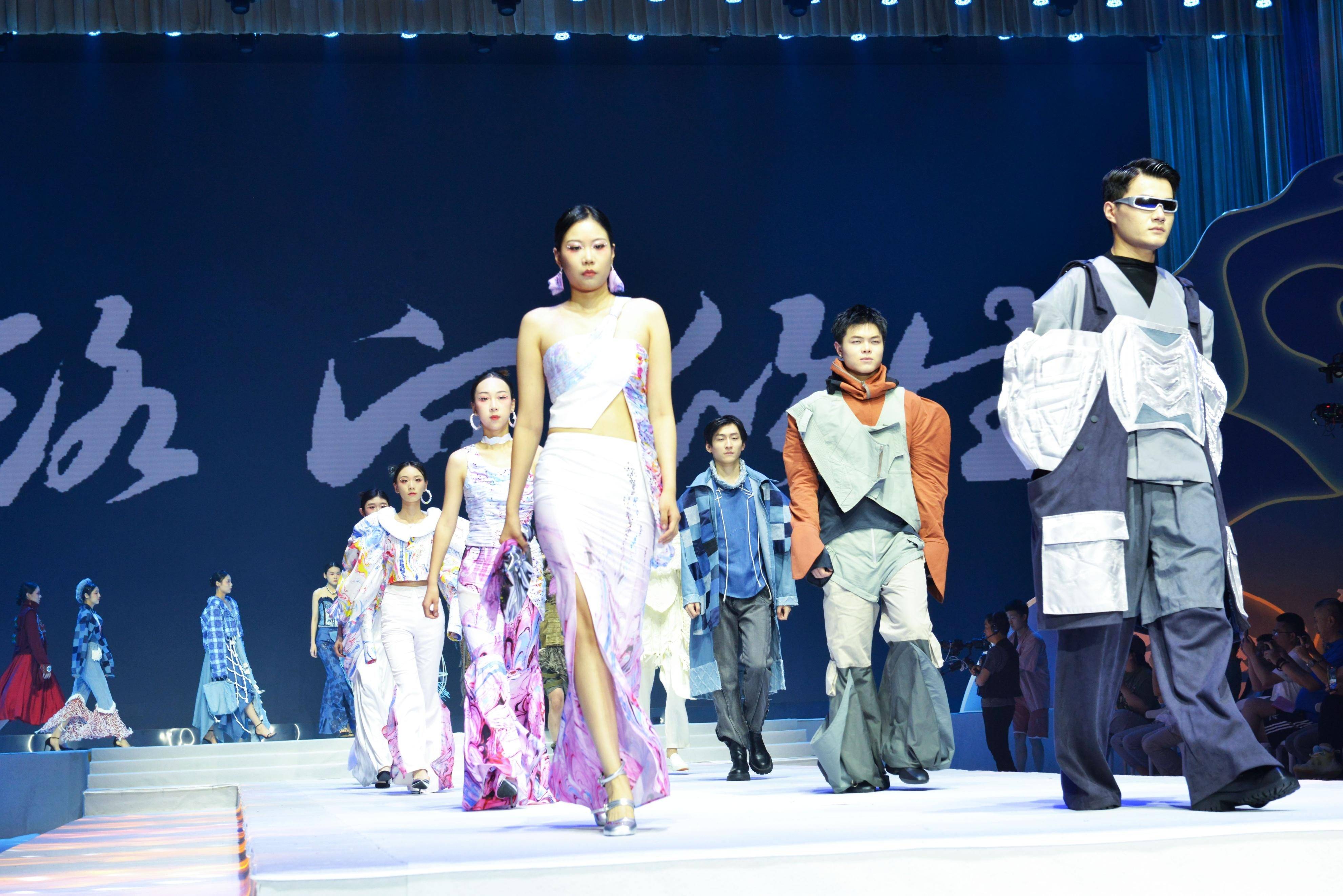 体育馆里上演时装秀,这所大学毕业展创意十足!