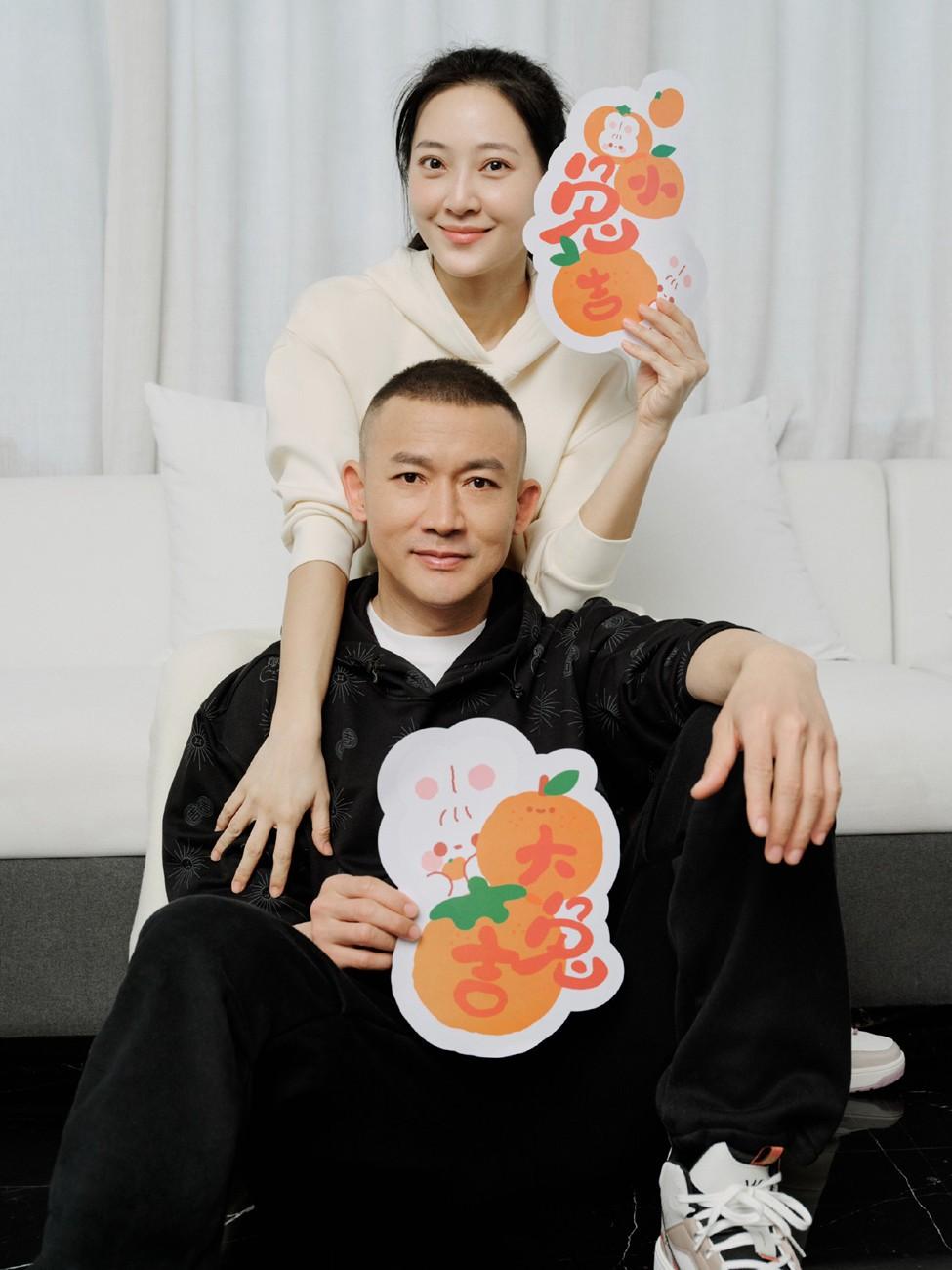 聂远罕晒全家照!老婆穿卫衣阔腿裤嫩成00后,女儿与爸公用一张脸