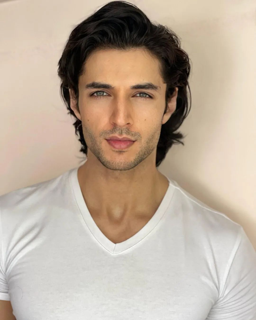 印度男子靠整容逆天改命,成为宝莱坞新一代男神,曾在迪拜留学