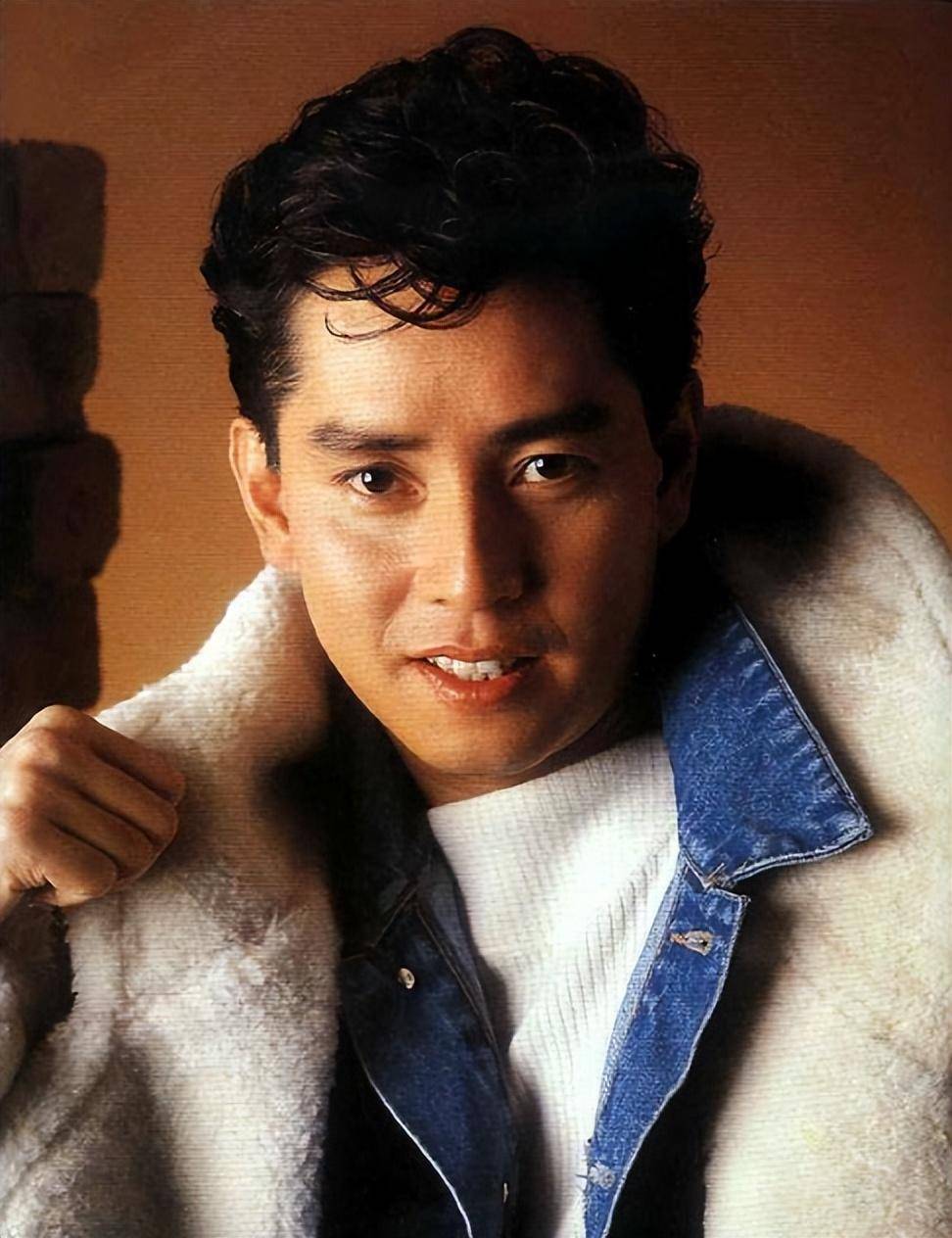 72岁校长谭咏麟,肚子大到像有喜健康令人担忧,网友:要临盆了