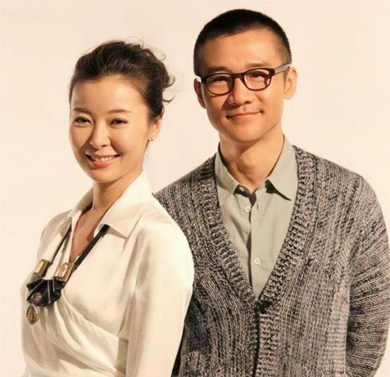 但如柯蓝的前三个充满争议的恋情一样,柯蓝与黄志忠之间的恋情迄今