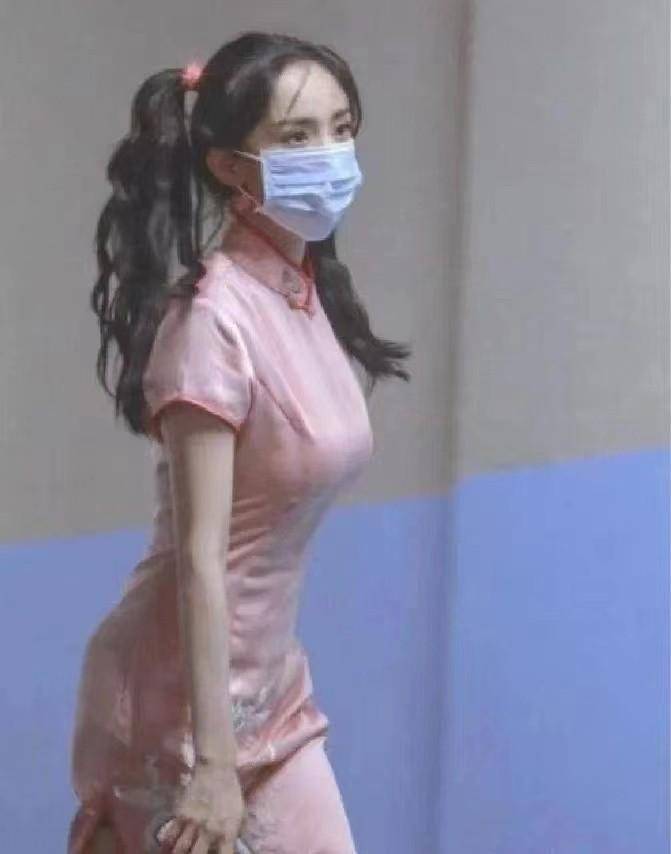 杨幂粉色旗袍满满少女感,内衣外穿复古性感,这身材谁扛得住