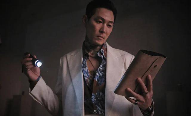 《从邪恶中拯救我》最具话题性的地方就是双雄男主李政宰与黄政民的