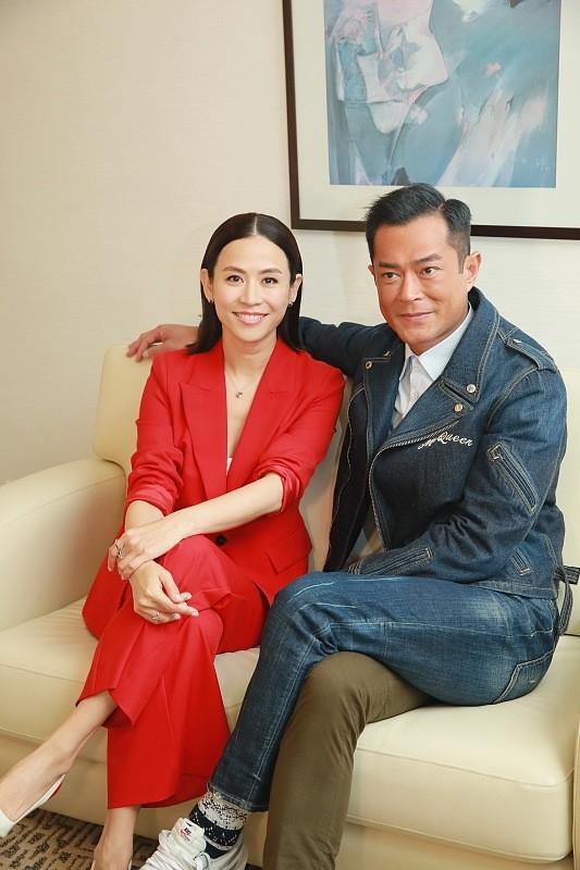 50多岁依旧未婚的宣萱看起来挺幸福,一身同色系搭配,简约又大气