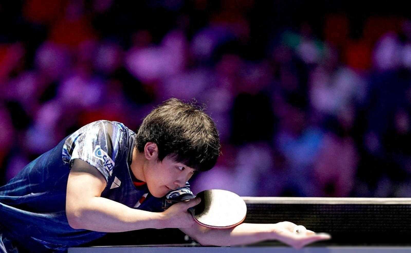 张本智和逆转卡尔伯格,战术应对精妙,半决赛对阵樊振东