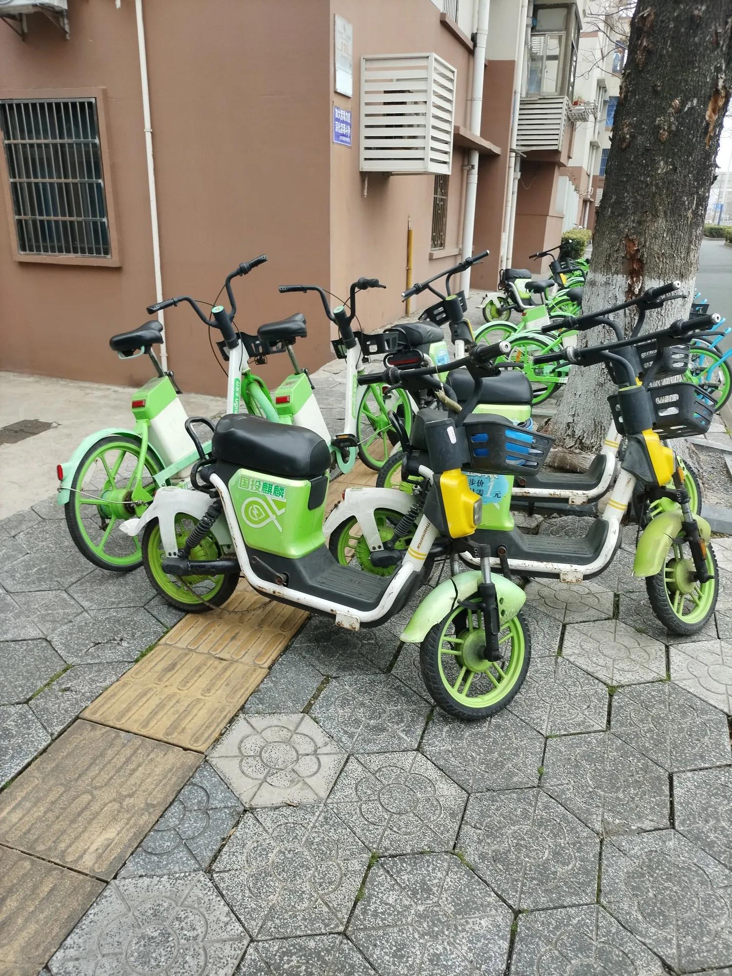 常州永安行,是谁给你的胆量敢乱停乱放,占据道板,阻塞盲道?