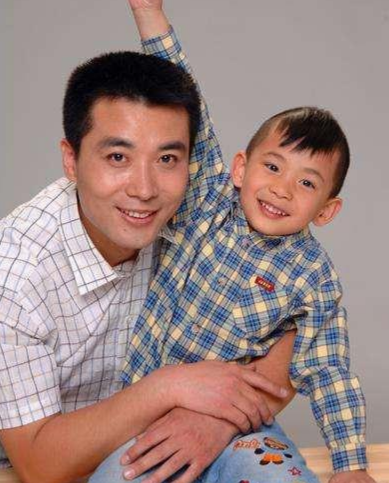 主持人郭志坚:27岁进央视,工作25年零绯闻,妻子身份至今成谜