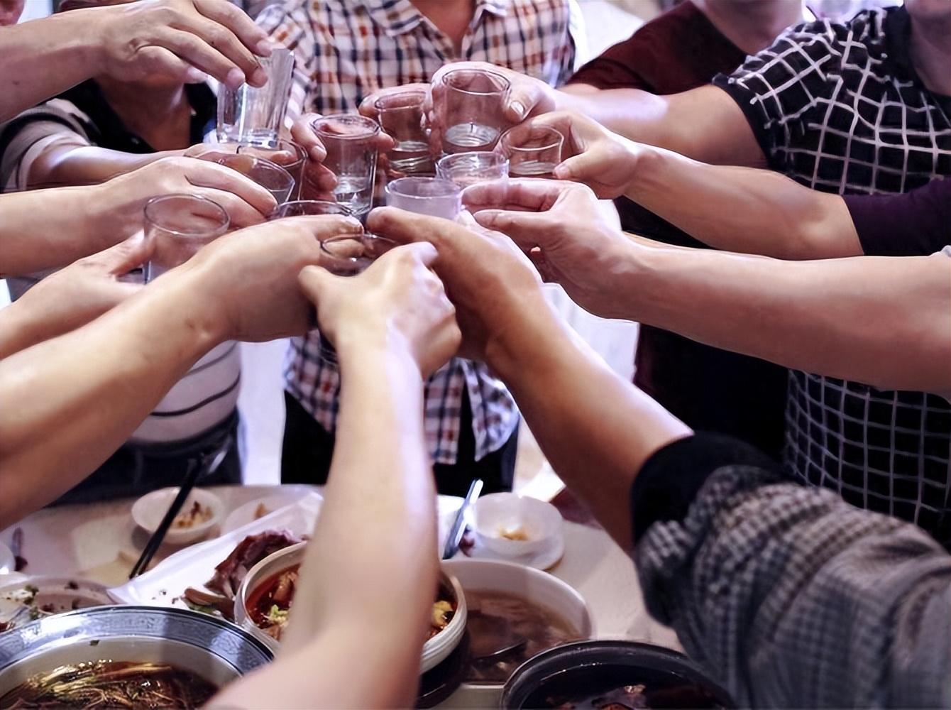 同学聚会"奇怪现象":4类同学逢叫必到,3类同学咋请都请不来