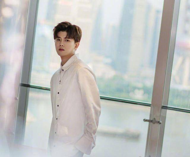 任嘉伦发表出妻子孩子的照片,与赵丽颖有同台照!演戏时身体不舒