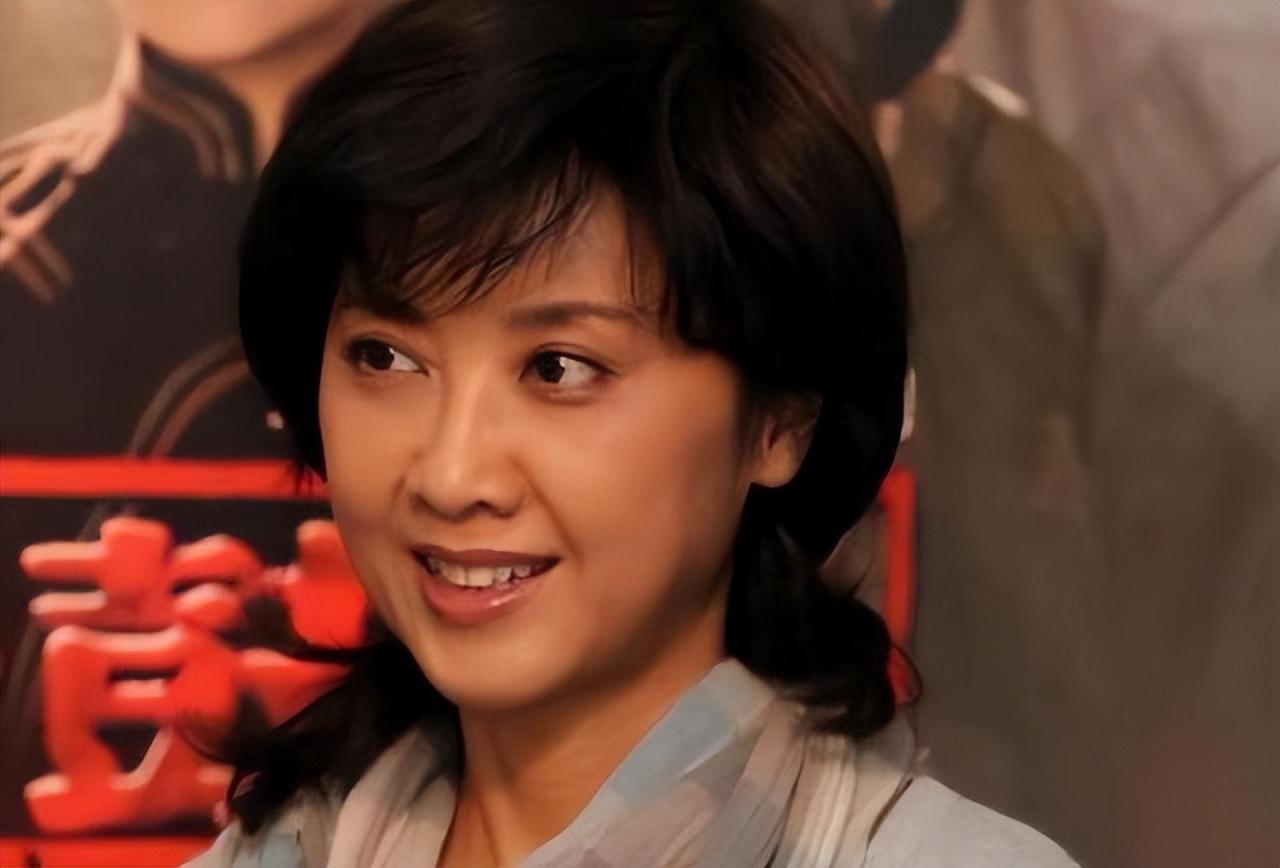 被评"中国第一美女",结2次婚都没孩子,如今72岁仍绝美!