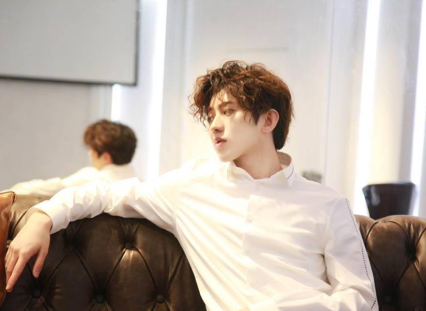 明星"乌龙"恋情:何穗问号捂脸,蔡徐坤惨背锅,她却求之不得?