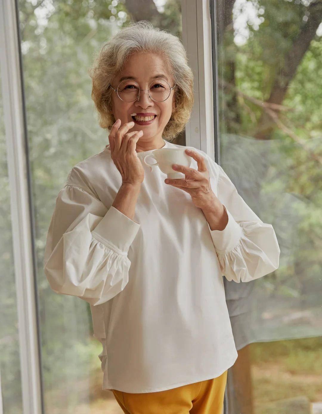 50岁女人这才是你该有的打扮:头戴帽,衣松而不垮,比年轻人洋气