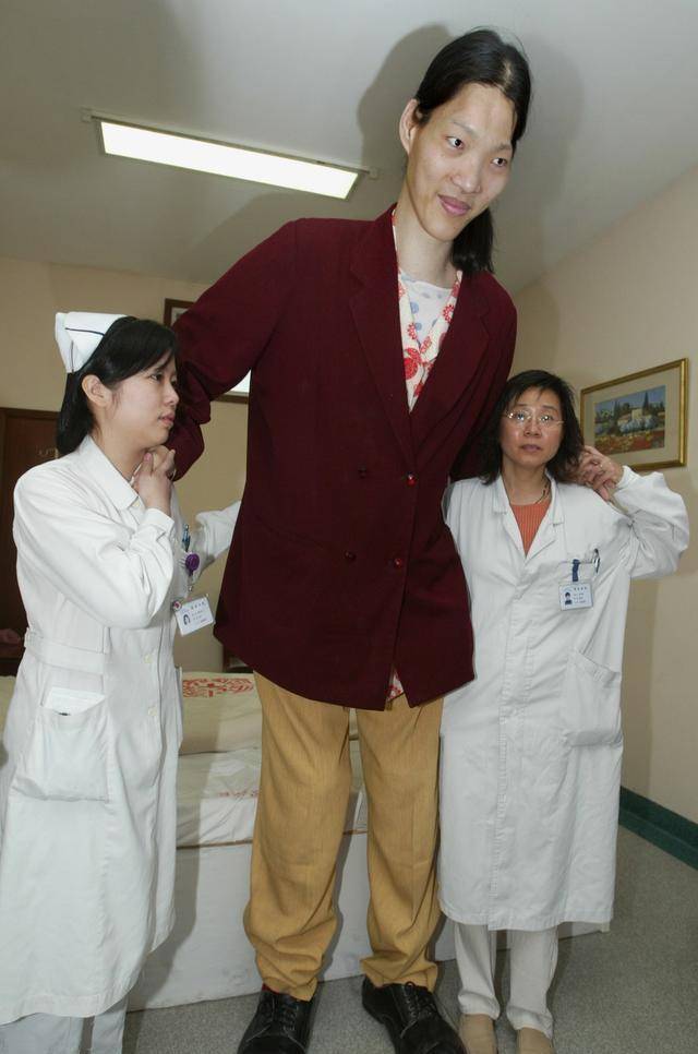 安徽女巨人:比姚明高10厘米,鞋子穿78码,最大的梦想是吃顿饱饭