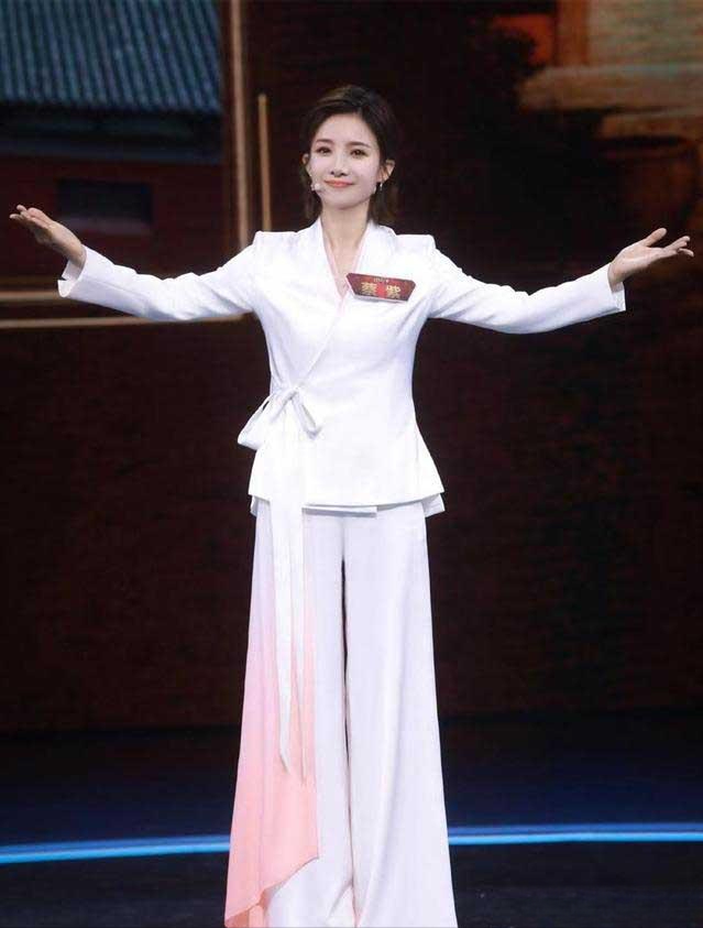 央视主持人大赛冠军,却拒绝入职央视的蔡紫,5年过去她现状如何