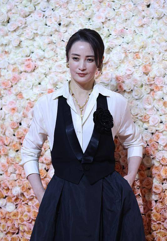 蒋勤勤胖了好多啊!生图双下巴突兀,小马甲套大衬衫臃肿像酒保