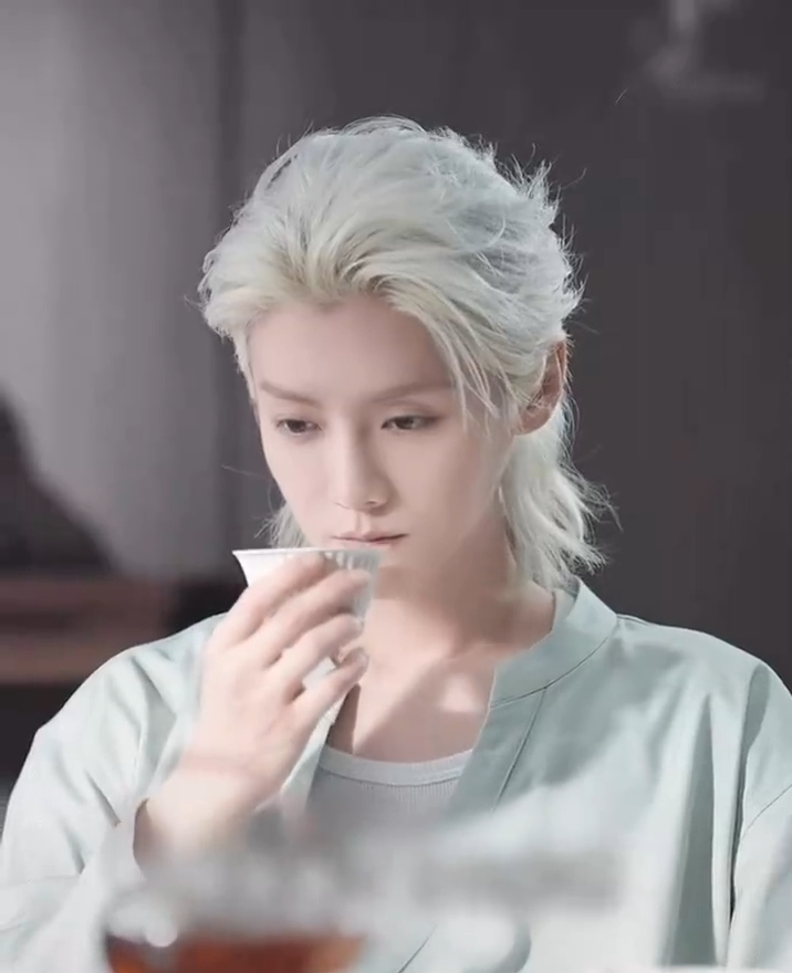 "其实抛去满头白发,鹿晗的这套造型还是可以,只不过加上发型后,脸上的