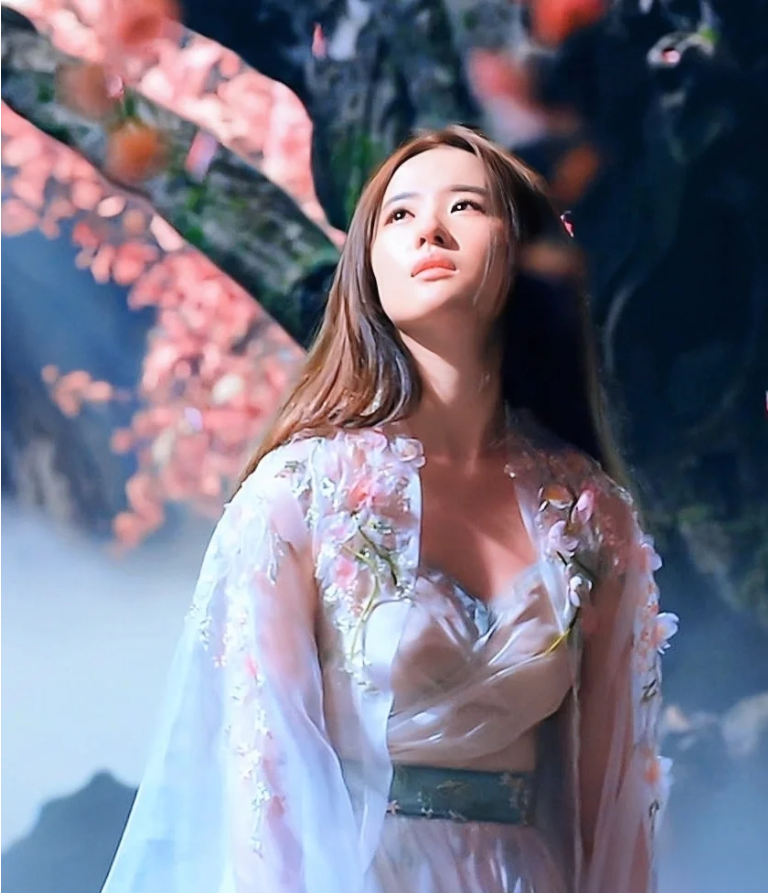 同样演白浅,旧版杨幂和新版刘亦菲放在一起,两者的差距不言而喻