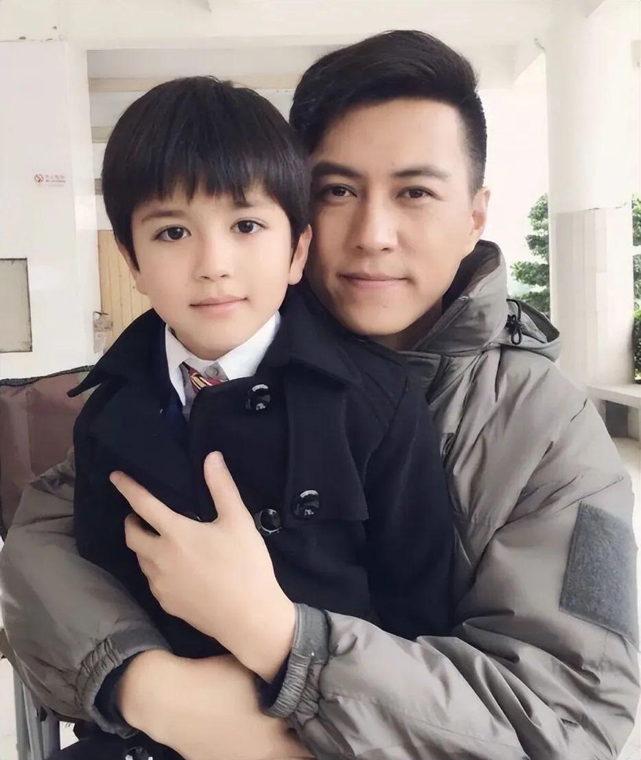 靳东一家四口近照曝光!8岁儿子比他还帅,45岁妻子却老态明显