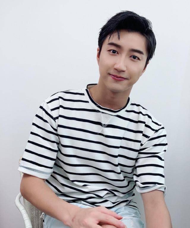 江宏杰官宣离婚后首晒近照,臭美耍帅仍被网友骂