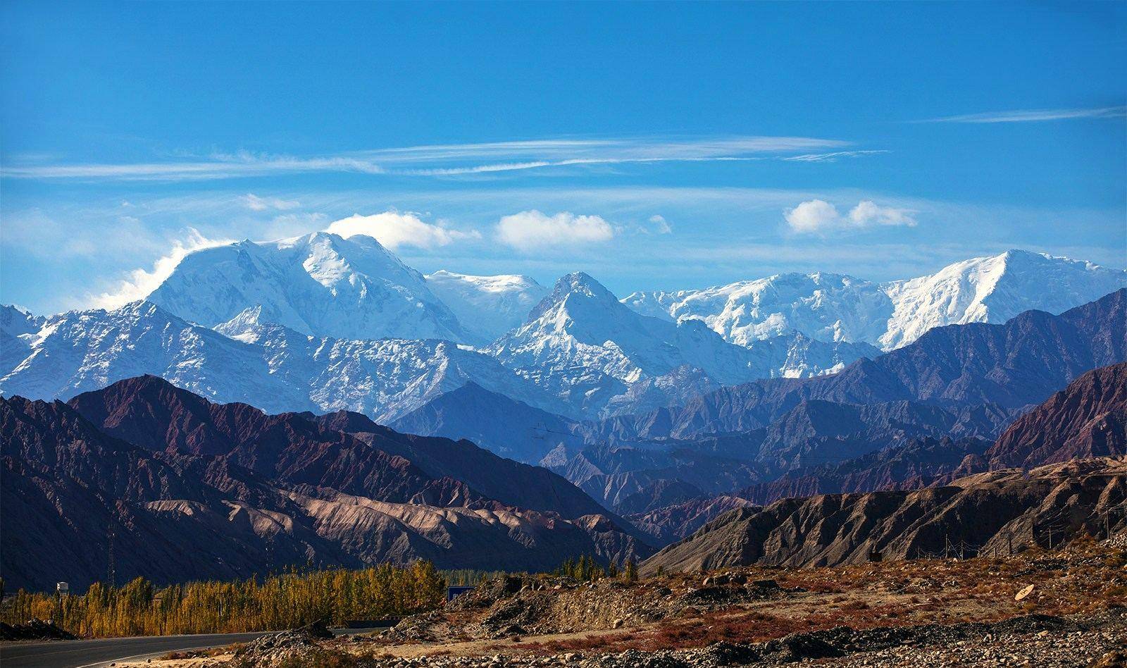 诗人柳中庸曾用"三春白雪归青冢,万里黄河绕黑山"描写黄河的源远流长