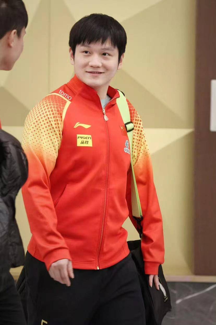 樊振东玩神仙球,超远台救险!弗朗西斯卡还以颜色:诡异弧线得分