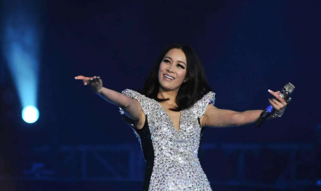 57岁那英晒近照尽显老态,与好友聚餐猛灌了两瓶茅台三瓶红酒