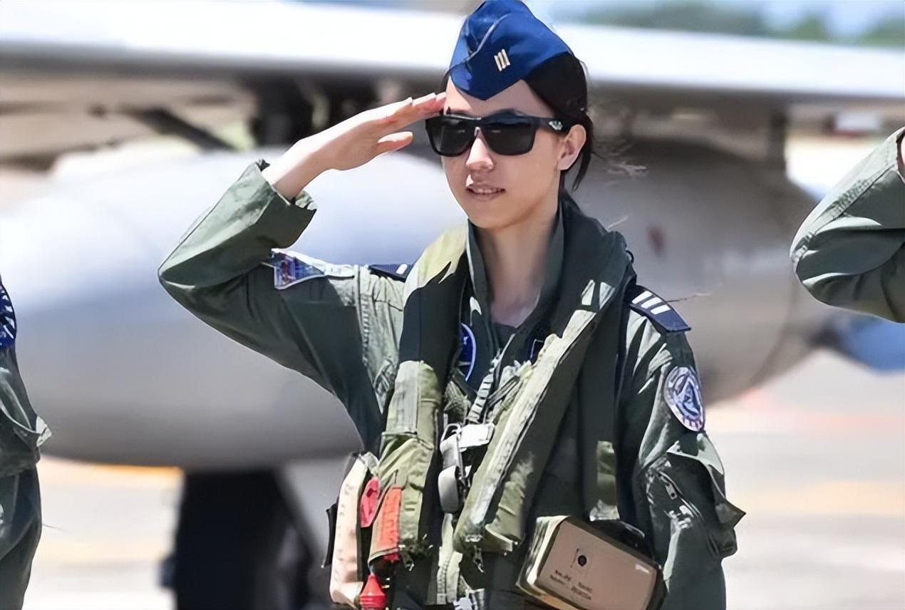 她还提及,台湾空军的飞行员接受了严格的训练,能够熟练地操作这些高