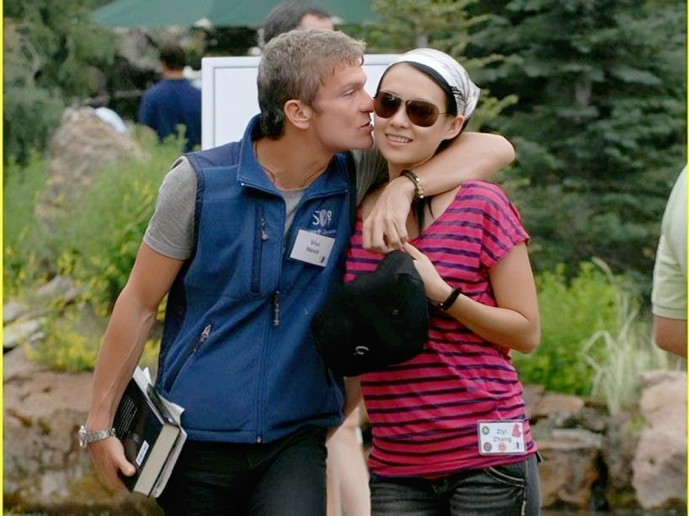 章子怡最想删除的照片,穿泳装和外籍男友热拥亲吻,汪峰情何以堪