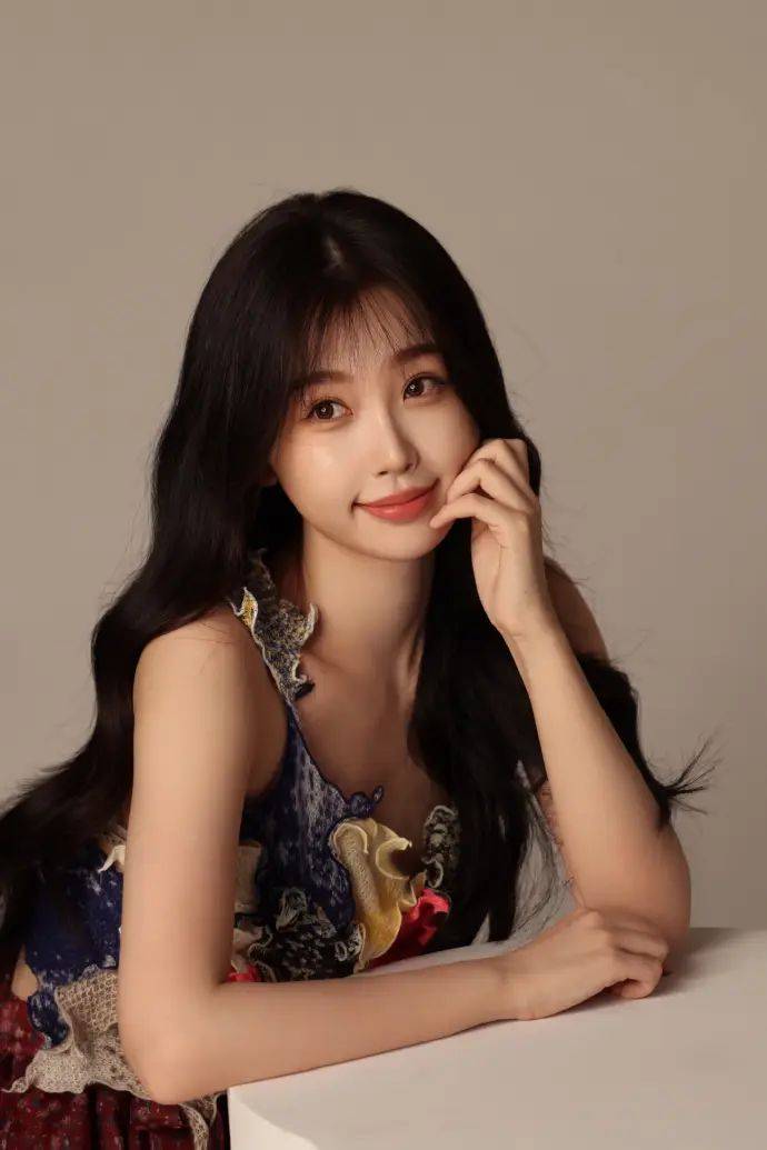 《虞书欣穿拼接碎花连衣裙 阳光明媚日系少女感十足》