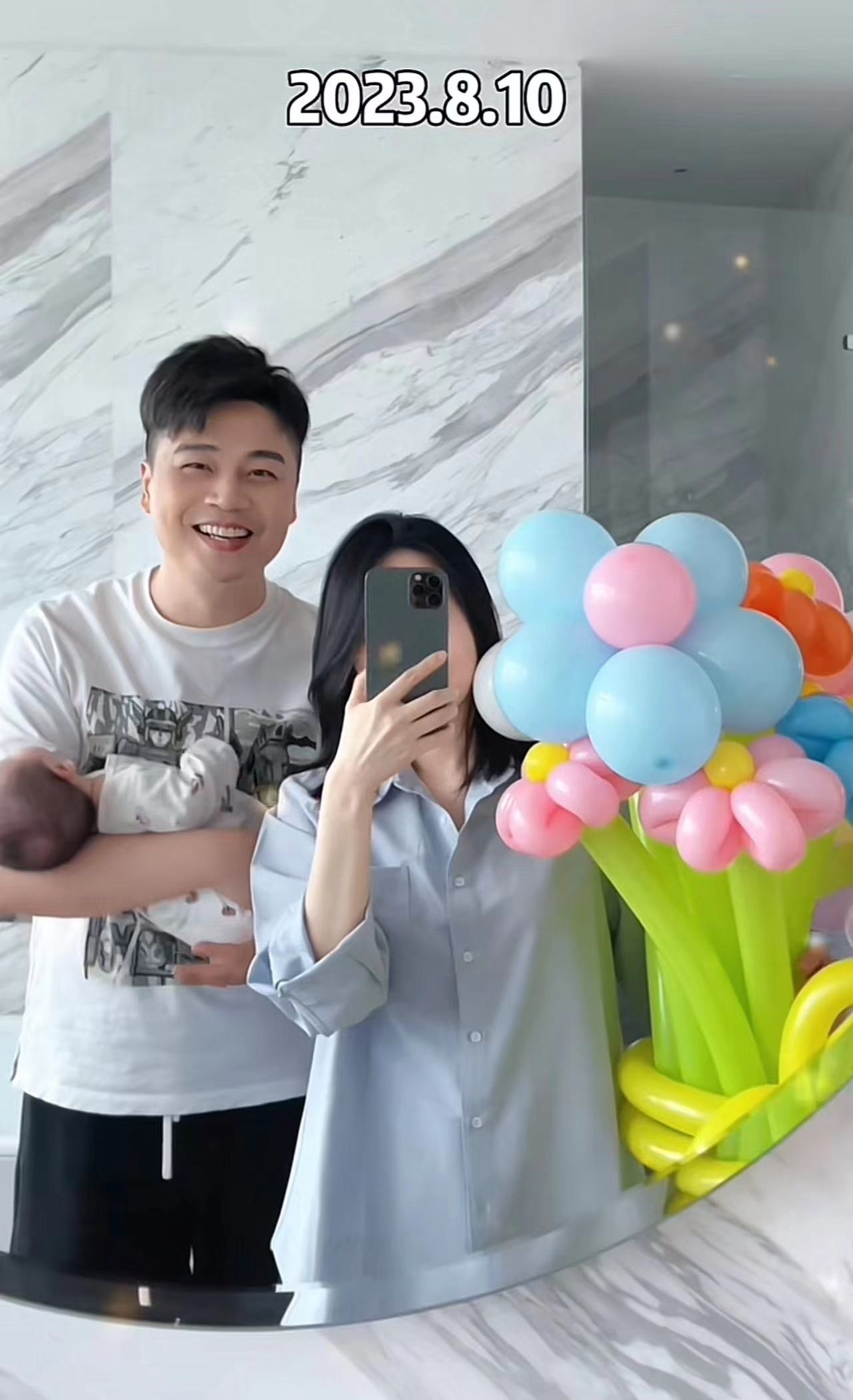 爸爸的他抱娃姿势十分标准,看来平日里他也会和老婆一起分担带娃工作