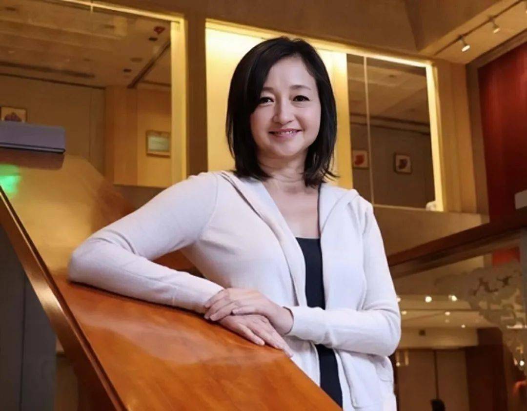 李绮红回国宣布复出,美颜都难掩老态,54岁一脸沧桑跟农家奶奶一样老