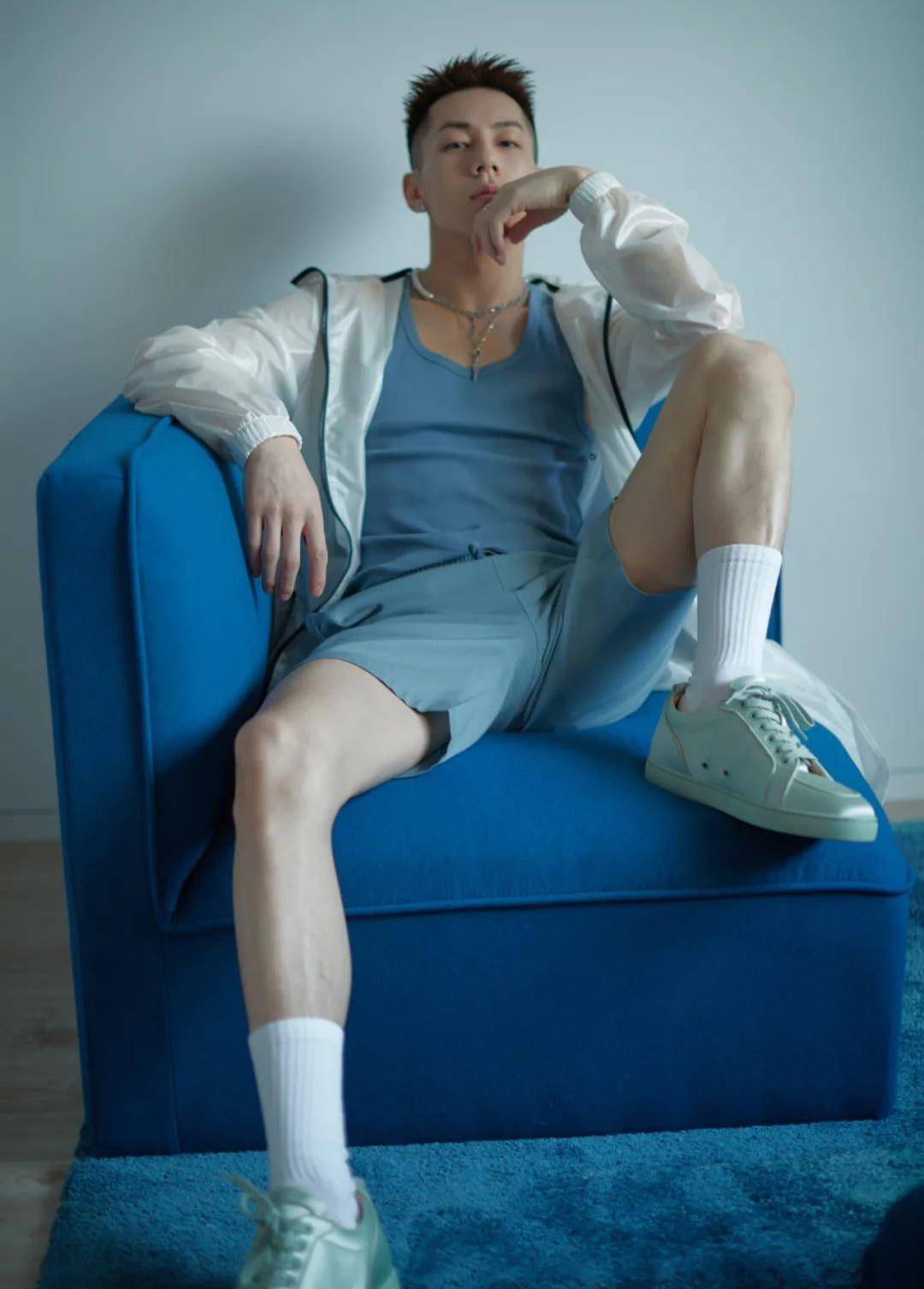 男歌手 casper 卡斯柏穿红内裤拍广告