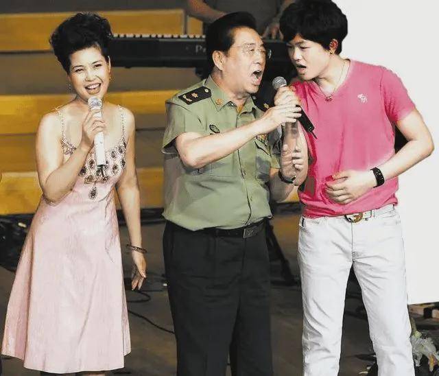 李双江与儿子终于团聚,晒全家福模样大变,身材高大越来越像爸爸