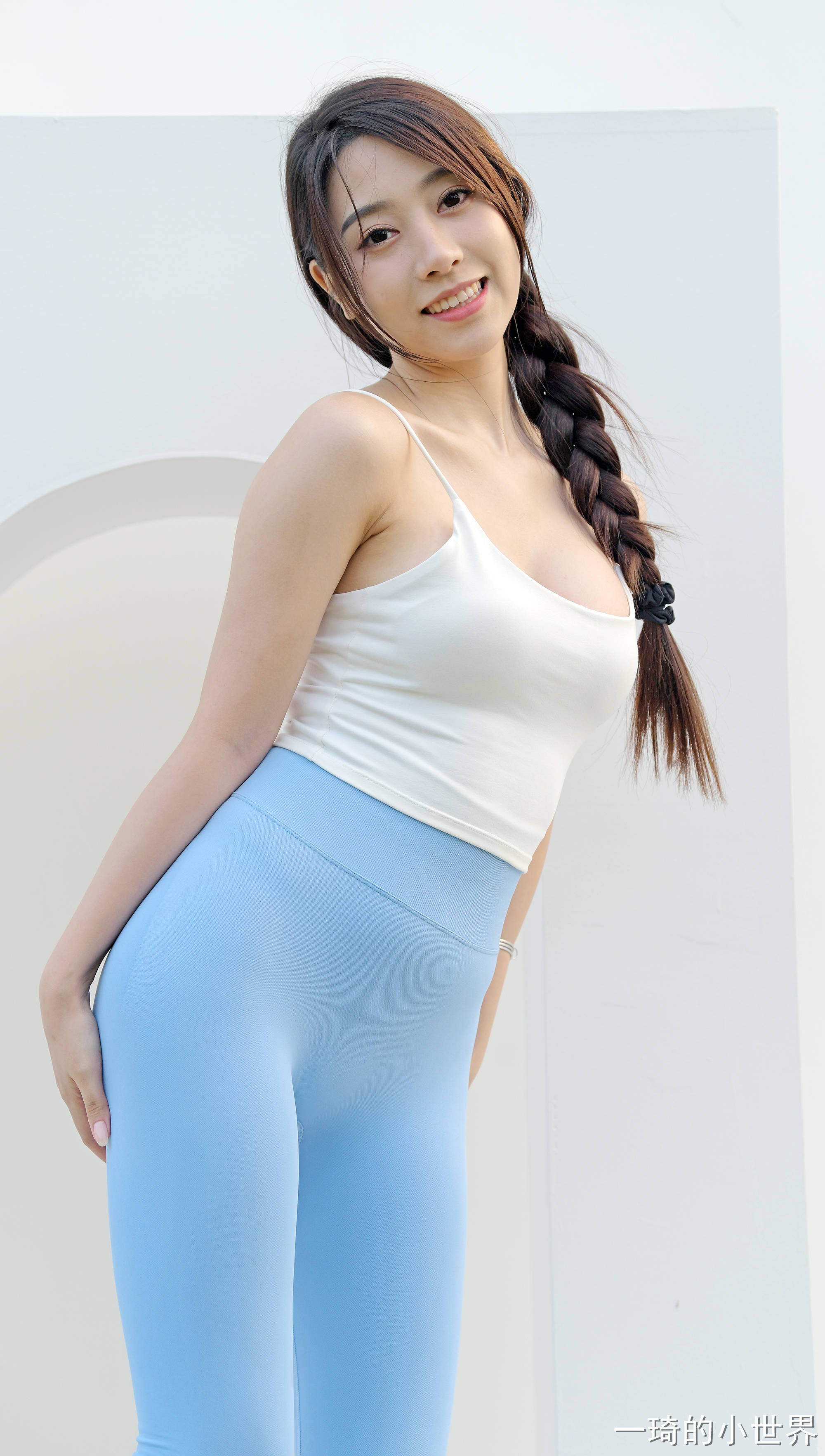 首先,穿着紧身瑜伽裤走在街头,女生们会感受到自信.