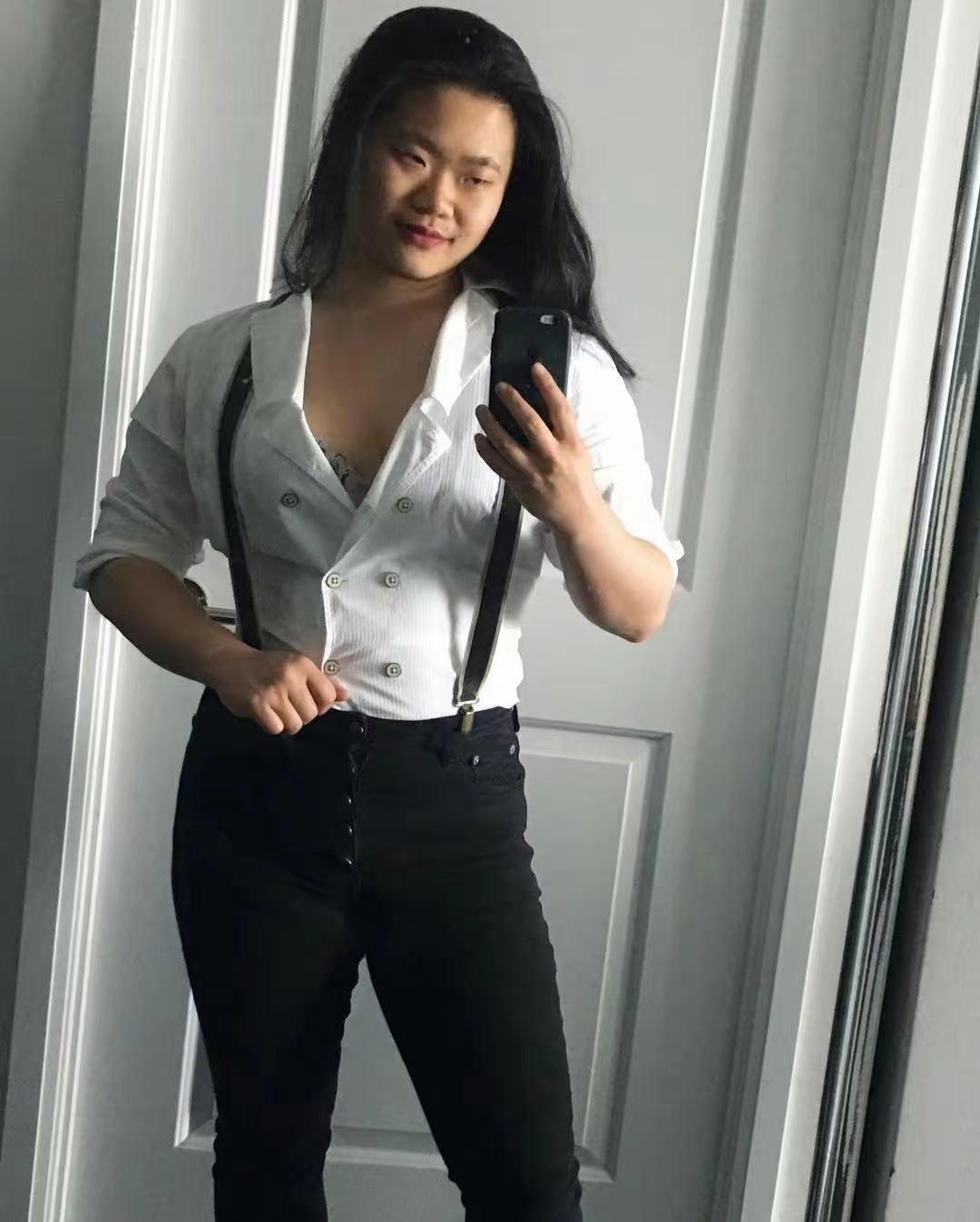 毕福剑女儿长居国外曝近照!爆炸头身材壮硕,撞脸张嘎似女汉子