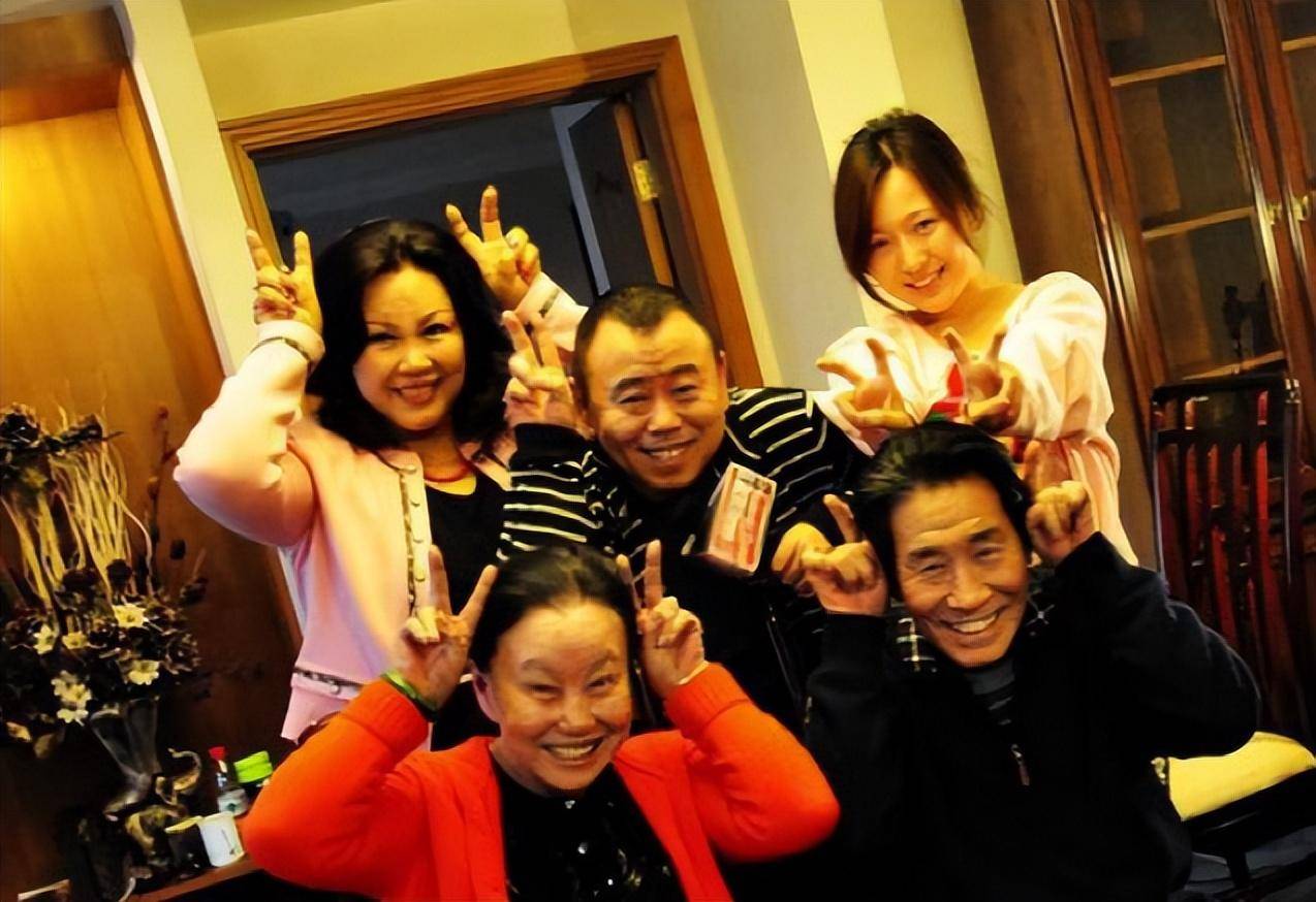 最近曝光了潘长江的全家福照片,已经65岁的潘长江略显苍老,女子也是一