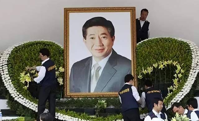 家人的未来卢武铉以死明志后,不少韩国民众都对这位草根总统的逝去
