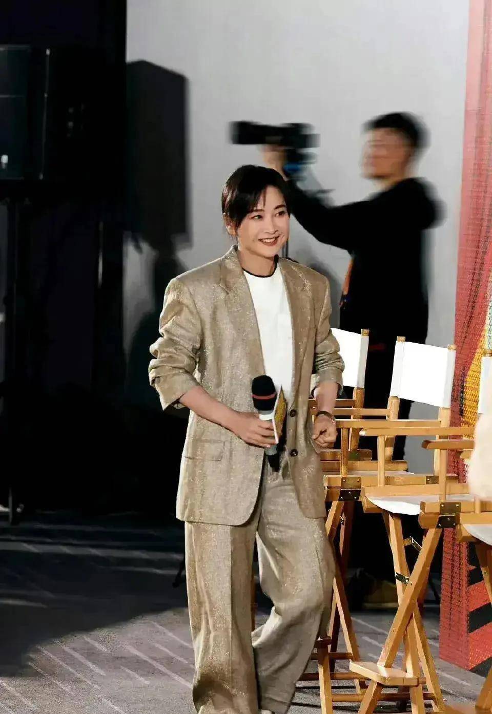 贾玲减肥后反倒显老,皮肤也太松弛了,笑起来满脸皱纹,42岁看起来像52