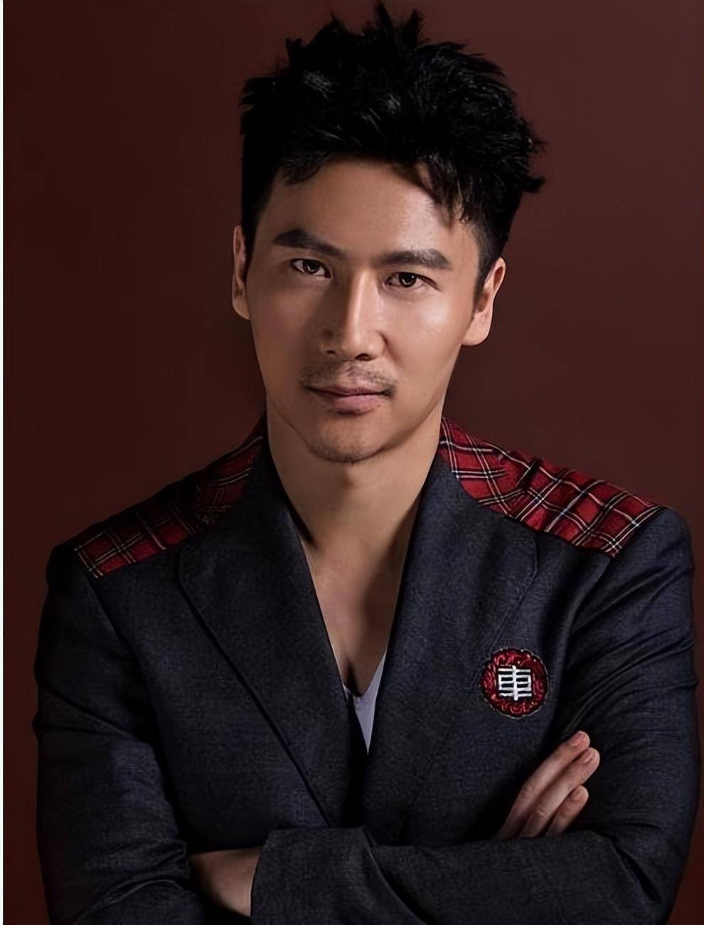 邹伟与闫妮离婚19年,他再婚生子获幸福,她情路坎坷至今未婚