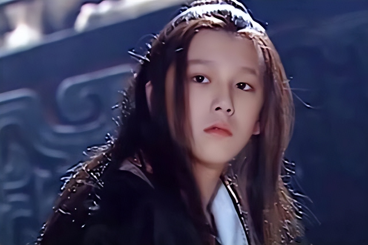 本剧是张丰毅首部帝王戏,在开播之初,翁斐然饰演少年嬴政,他一身英气