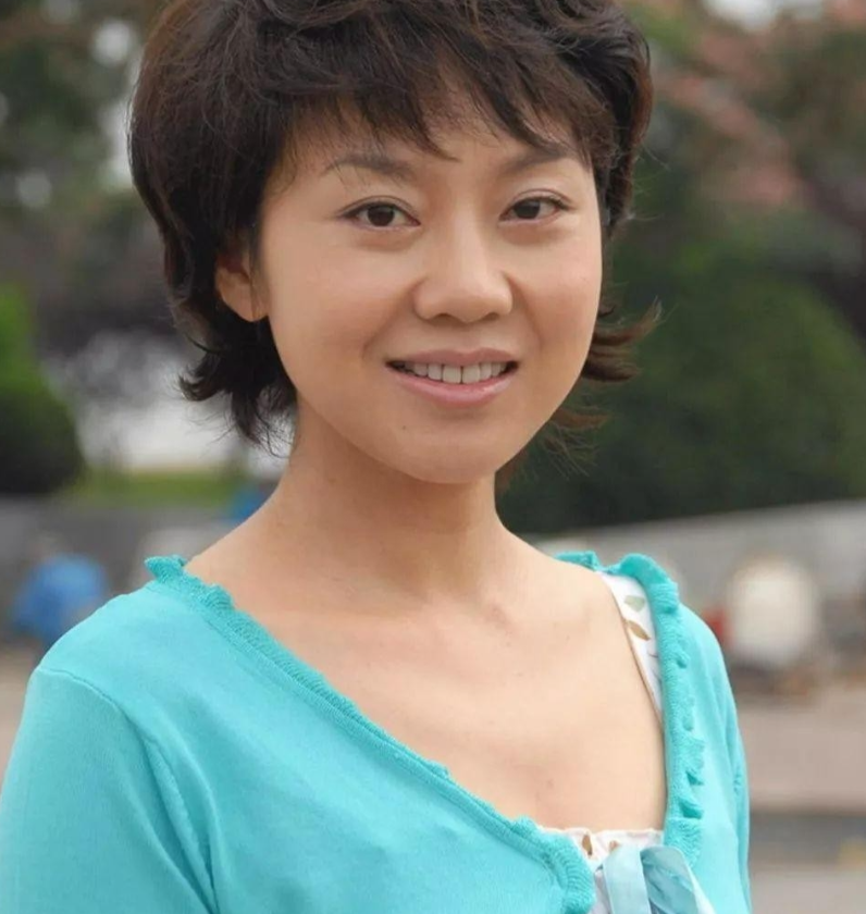 从这开始就为闫妮以后的演员梦,留下了基础,闫妮从初中开始,就接触到