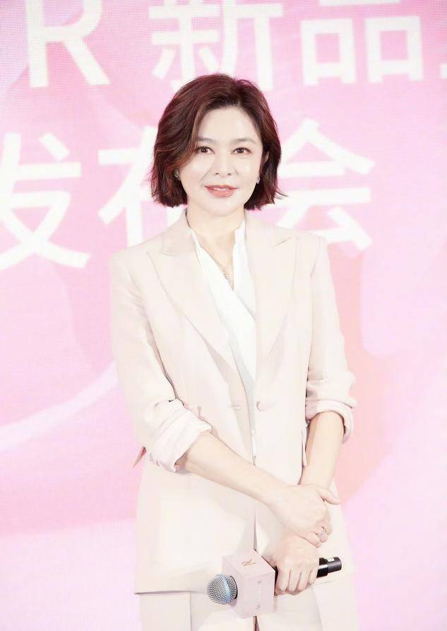 61岁关之琳与吕良伟,甄子丹夫妻同框,都太年轻了,让我怀疑人生