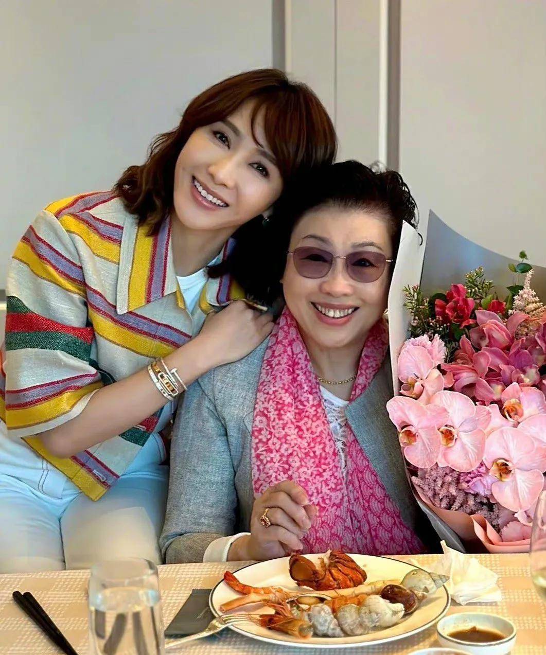 母亲节,20多位明星晒出与妈妈的合照,看看哪位妈妈基因最强大?