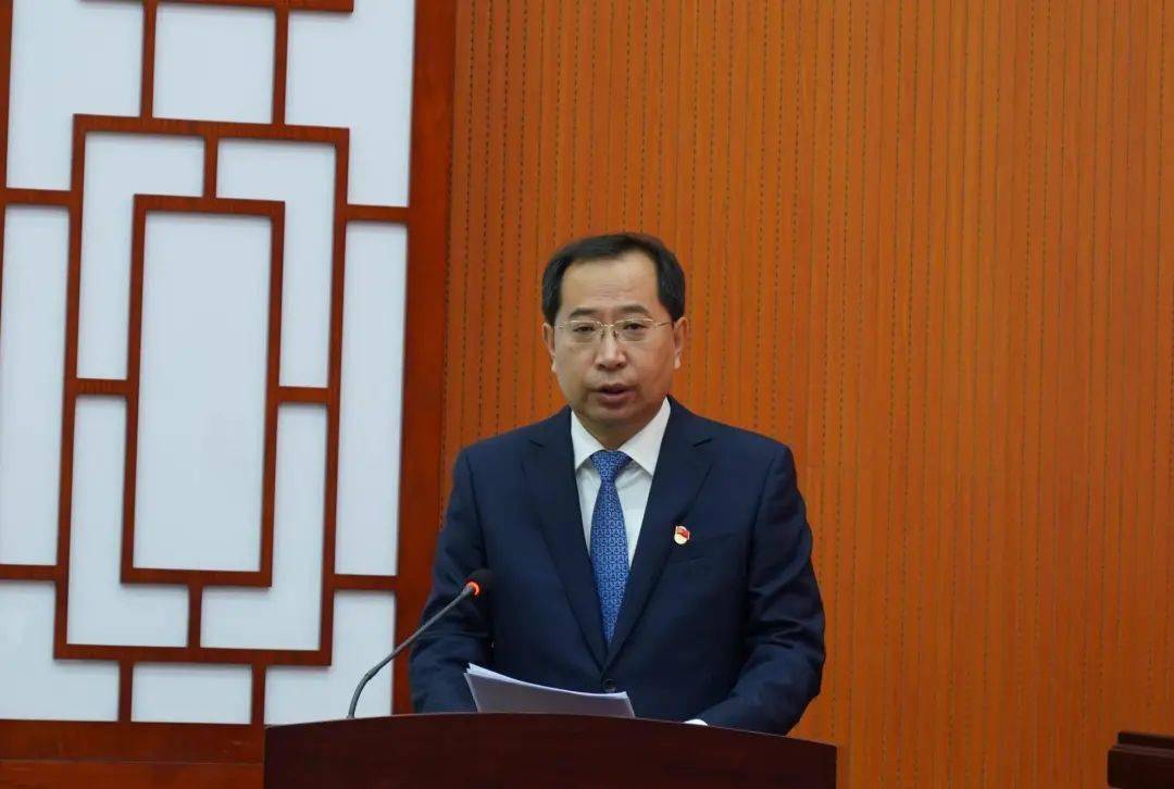 县人大常委会主任付存新为石生华颁发任命书并代表县人大常委会寄语.